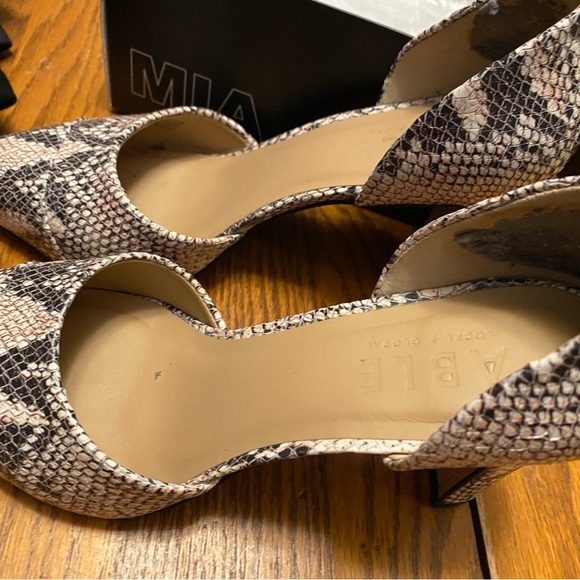 Beautiful snakeskin high heel- size 7.5
(retail $170) - Picture 2 of 3